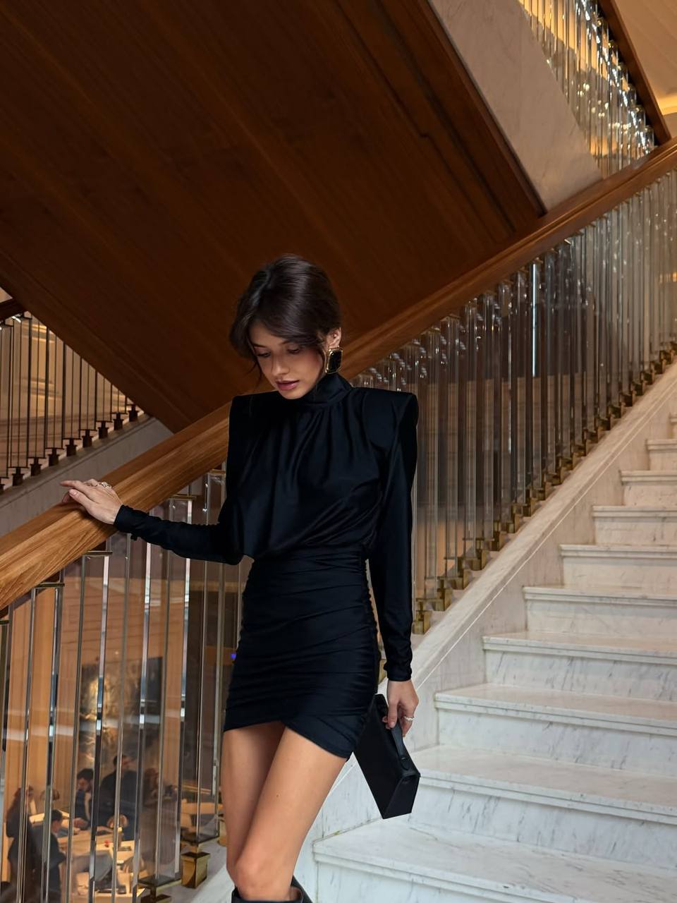 Cloud Wear KARA Sukienka Mini z Drapowaną Górą i Poduszkami w Ramionach