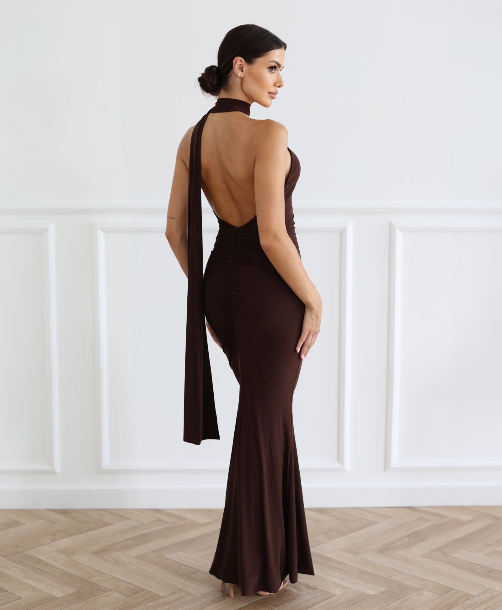 Cloud Wear LAURA - Długa Sukienka z Odkrytymi Plecami i Eleganckim Szalem Czekoladowy