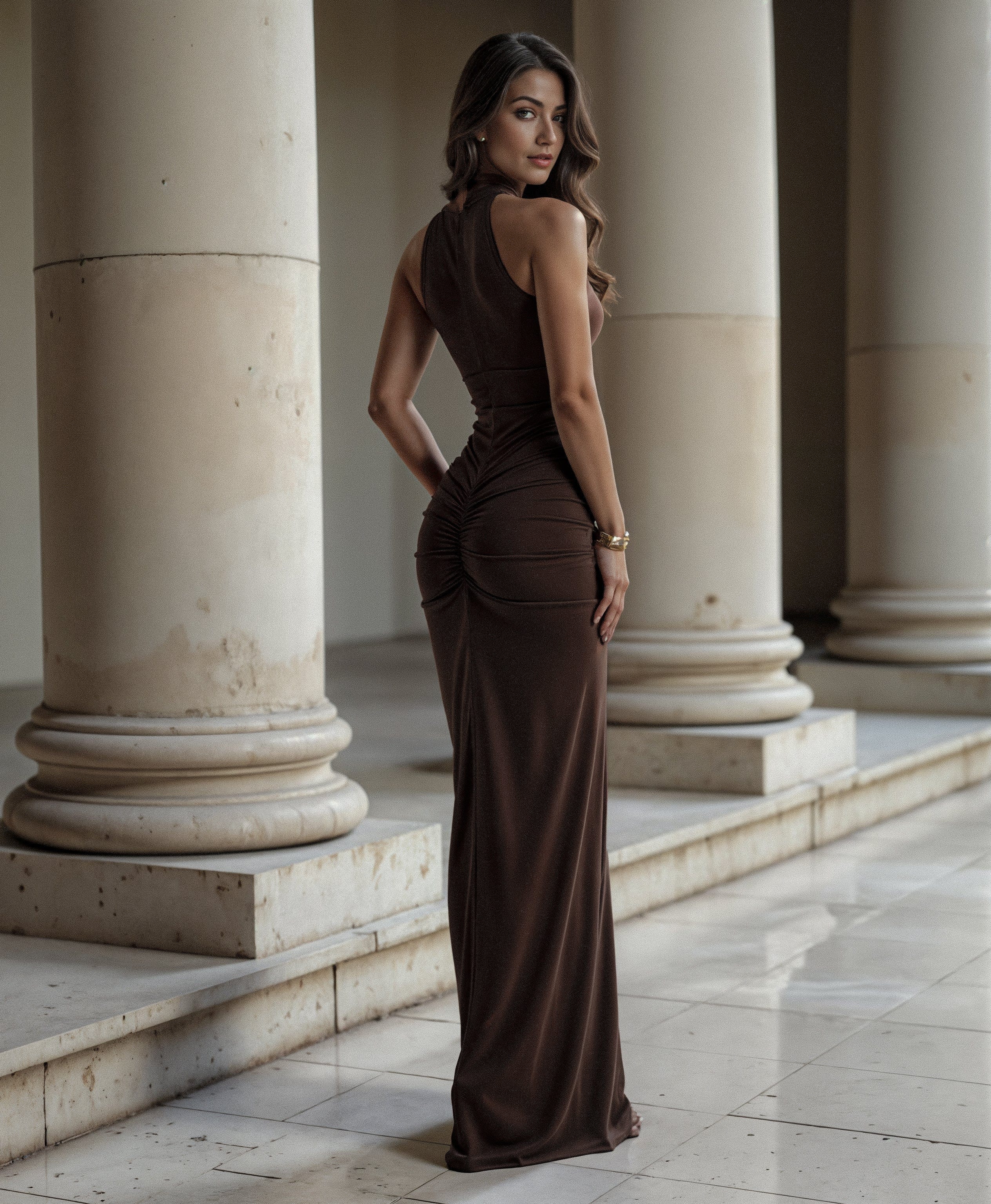 Cloud Wear SERENA – Sukienka Maxi z Marszczeniem i Zabudowaną Górą Czekoladowy