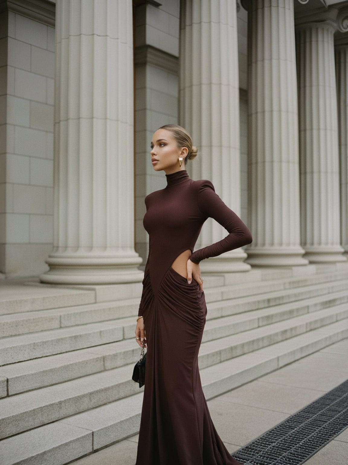 Cloud Wear ARIA - Elegancka Sukienka Maxi z Efektownym Wycięciem i Modelującym Marszczeniem