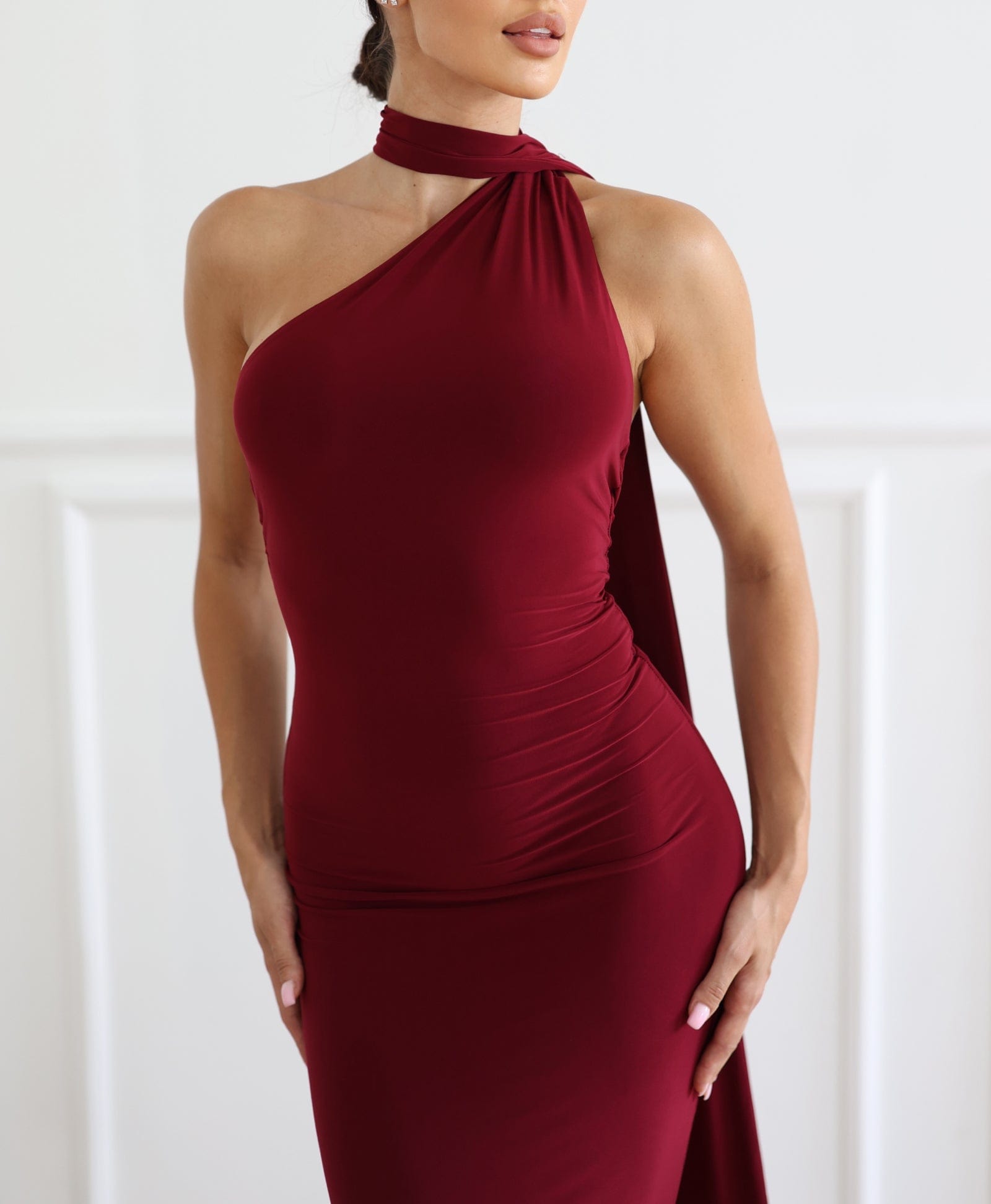 Cloud Wear LAURA - Długa Sukienka z Odkrytymi Plecami i Eleganckim Szalem Bordowy
